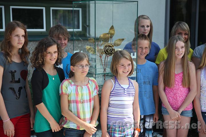 2012.06.21_09.01.20.jpg - Die goldene Friedensrose vor der HS ist die Hauptstation des Rosenweges. Davor werden die Klassenbesten verewigt. :)