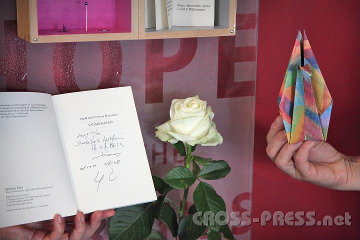 2012.06.21_09.38.43.jpg - Das Buch über Sadako hat ihr Bruder Masahiro signiert.  Er besuchte mit seiner Familie die Hauptschule im Jahr 2005.  Rechts ein Kranich wie Sadako ihn faltete.