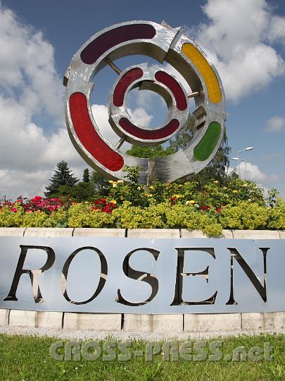 2012.06.21_10.34.15.jpg - Rosen sind seit langem ein Bestandteil Seitenstettens. Sie sind auch auf dem Denkmal beim Kreisverkehr an der westlichen Einfahrt in den Ort verewigt.