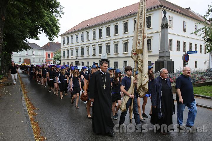 2012.06.23_09.03.34.jpg - Abt Berthold Heigl, Stiftspfarrer P. Michael Prinz und Gymnasialdirektor P. Petrus Pilsinger an der Spitze des Festzugs vom Stiftshof zur neuen Turnhalle.