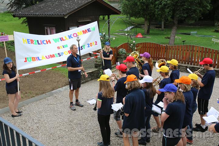 2012.06.23_09.05.39_01.jpg - Mag. Harald Haumer dirigiert die Schulkapelle.