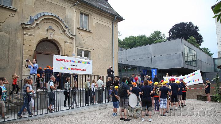 2012.06.23_09.10.11.jpg - Alte und neue Turnhalle nebeneinander.