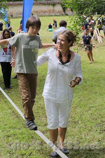 2012.06.23_12.07.15.jpg - Slacklining mit Mamas Hilfe: auch jüngere Geschwister konnten an zahlreichen Aktivitäten teilnehmen.