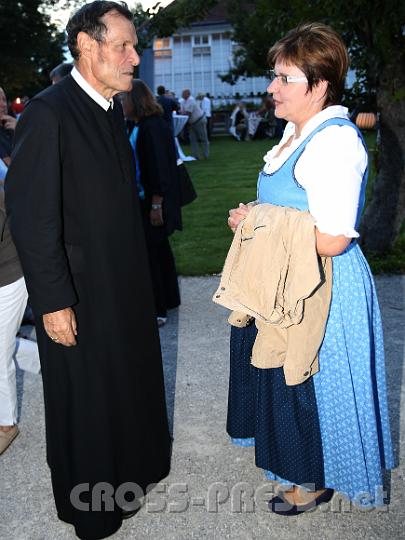 2012.08.02_20.34.02.jpg - Abt Berthold in seinem "Haus- und Hofgarten" im Gespräch mit LAbg. Michaela Hinterholzer.