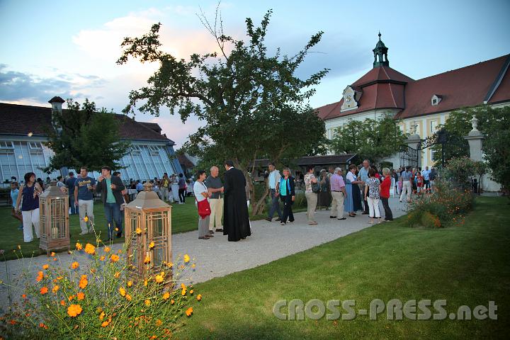 2012.08.02_20.34.25.jpg - Die Hofgarten-Anlage ist geradezu prädestiniert für Festlichkeiten bei Mond- und Kerzenschein.