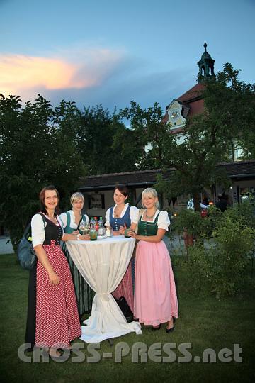 2012.08.02_20.39.12.jpg - Die vier Mädels vom Klarinetten-Quartett vor ihrem Auftritt.