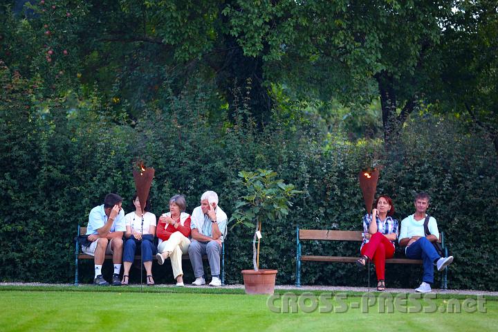 2012.08.02_20.40.46.jpg - An vielen Stellen waren solche Fackeln oder andere Feuerbehälter aufgestellt.