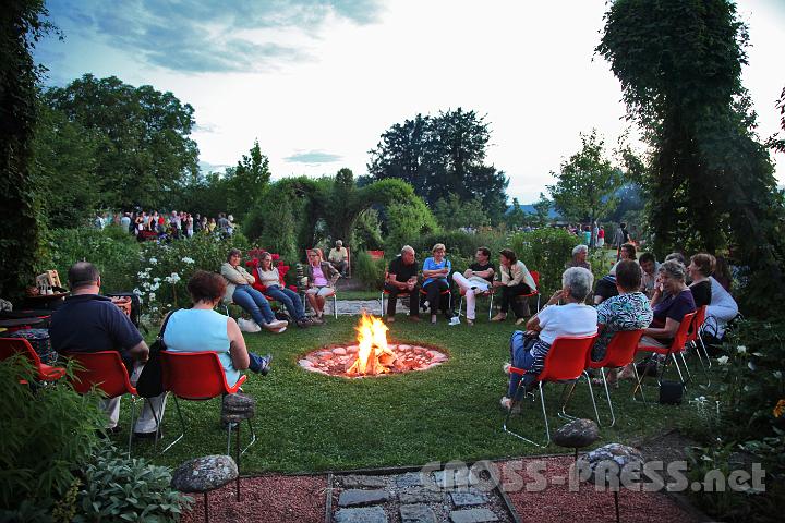 2012.08.02_20.51.42.jpg - Gemütliches Zusammensein rund um's Lagerfeuer.