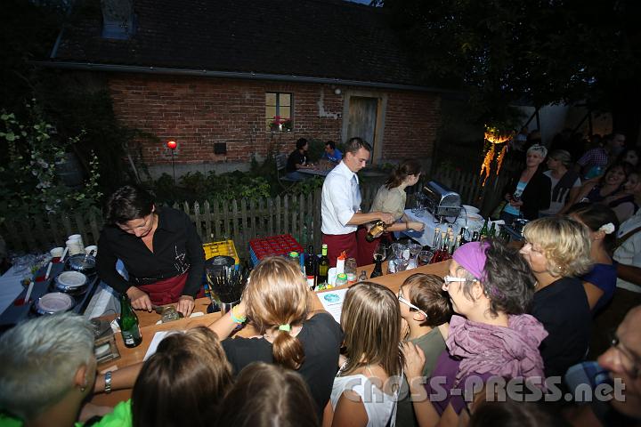 2012.08.02_20.56.26.jpg - Beim Gärtnershäuschen gab's gefüllte Picknick-Körbe vom Stiftsmeierhof, sowie Ofenerdäpfel und orientalisch gewürztes Lammragout.