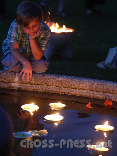 2012.08.02_21.06.48.jpg - Versunken ins Lichterspiel der Schwimmkerzen...