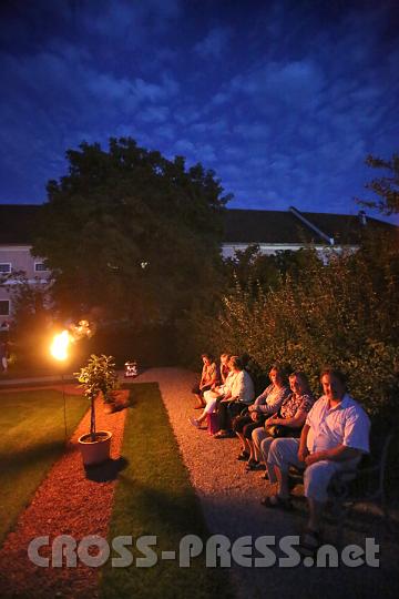 2012.08.02_21.18.29.jpg - Gute Alternative zum Fernsehabend mit Olympischen Spielen.  Auch im Stíftsgarten gibt es so etwas wie eine Laufbahn, und olympisches Feuer brennt auch schon.  ;)