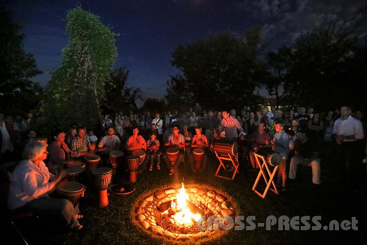 2012.08.02_21.57.36.jpg - Drum-Session, eingetaucht ins Licht des Lagerfeuers und des aufgehenden Mondes.