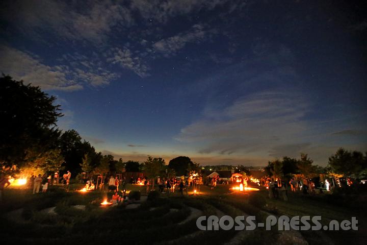 2012.08.02_22.03.14.jpg - Feuerstellen vom Rosenlabyrinth aus gesehen.