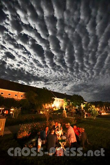 2012.08.02_23.18.14.jpg - Blick in die Gegenrichtung: rundherum eindrucksvoll versteht der Vollmond seinen Auftritt zu inszenieren ...