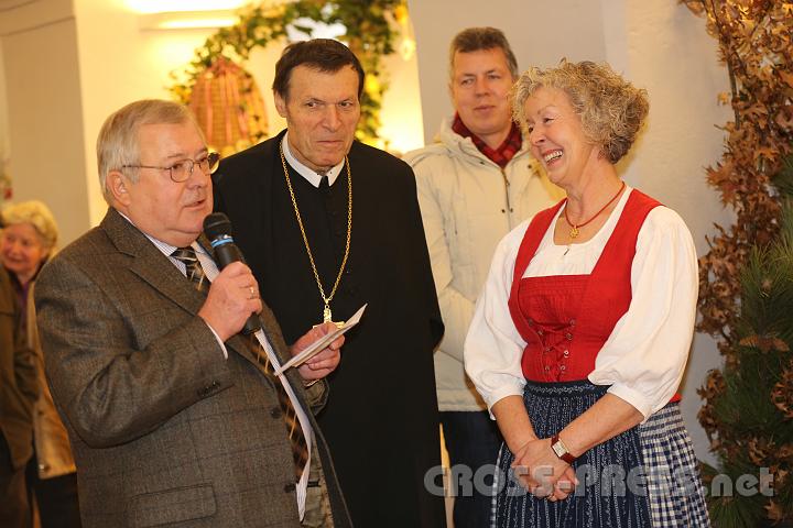 2012.12.14_14.33.27.jpg - Gemeinderat und Organisator Johann Kimmeswenger mit Abt Berthold Heigl und Kochbuchautorin Irmi Hofmann, die extra zum Ziehen des Siegers beim Rezeptgewinnspiel mit ihrem Mann aus Deutschland angereist kam.