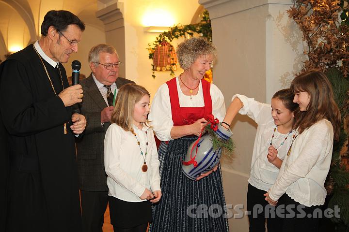 2012.12.14_14.44.40.jpg - Drei kleine Glückfeen, die auch für die musikalische adventliche Umrahmung sorgten, zogen den Hauptpreis des Rezeptewettbewerbs.  Familie Dapra aus Osttirol schickte ihr traditionelles Schmankerlrezept und gewann einen Urlaub im Kloster Seitenstetten.