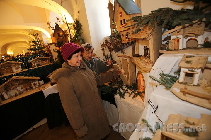 2012.12.14_14.56.45.jpg - Schöne Krippen und originelle Vogelhäuschen finden ihre Fans.