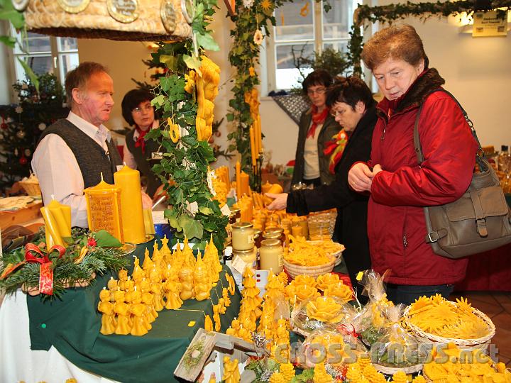 2012.12.14_14.57.51.jpg - Josef Wallner ist mit Herz und Seele Imker, und seine Frau Rosa hilft tatkräftig mit.