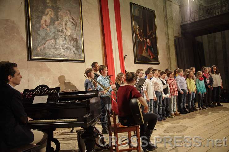 2015.02.17_20.17.02.JPG - Klassenlehrer Helmut Schaumberger (am Klavier) ist ebenfalls passionierter Musiker.