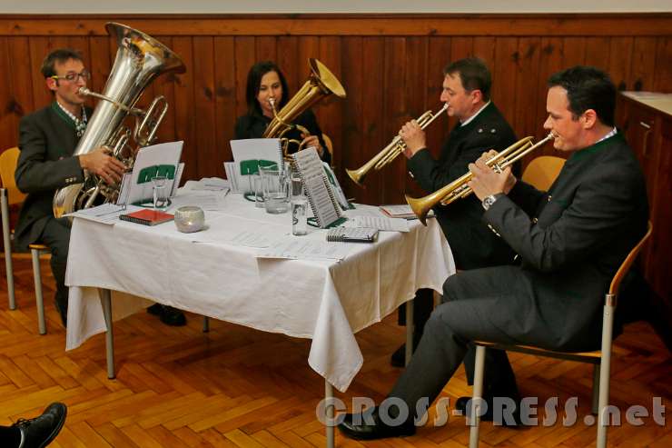 2015.12.12_20.04.37.JPG - Musikalischen gestaltet war der Adventabends von Blechbläserquartett Samma4.