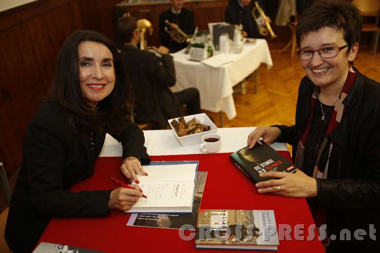 2015.12.12_22.01.14.JPG - Dr. Mathilde Schwabeneder signiert ihr Buch für Organisatorin des Abends Lucia Deinhofer.