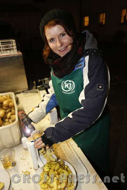 2015.12.13_17.53.30.JPG - Die Katholische Jugend bereitete Spiralen-Pommes Frites.