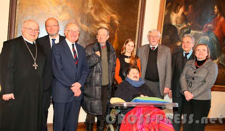 2017.01.13_15.47.47_c.jpg - Gruppenfoto mit Abt Petrus Pilsinger, Schuldirektor Dr. Josef Wagner, Geburtstagskind Dr. Karl Heinz Huber, Autor Julian Schutting, Mag. Lucia Kößl mit ihrem Vater Franz, sowie das "literarische und wissenschaftliche Dreigestirn", die Universitätsprofessoren Dr. Wolfgang Wiesmüller, Dr. Johann Sonnleitner und Dr. Ulrike Tanzer. Sie hatten die Idee für das Kolloquium.