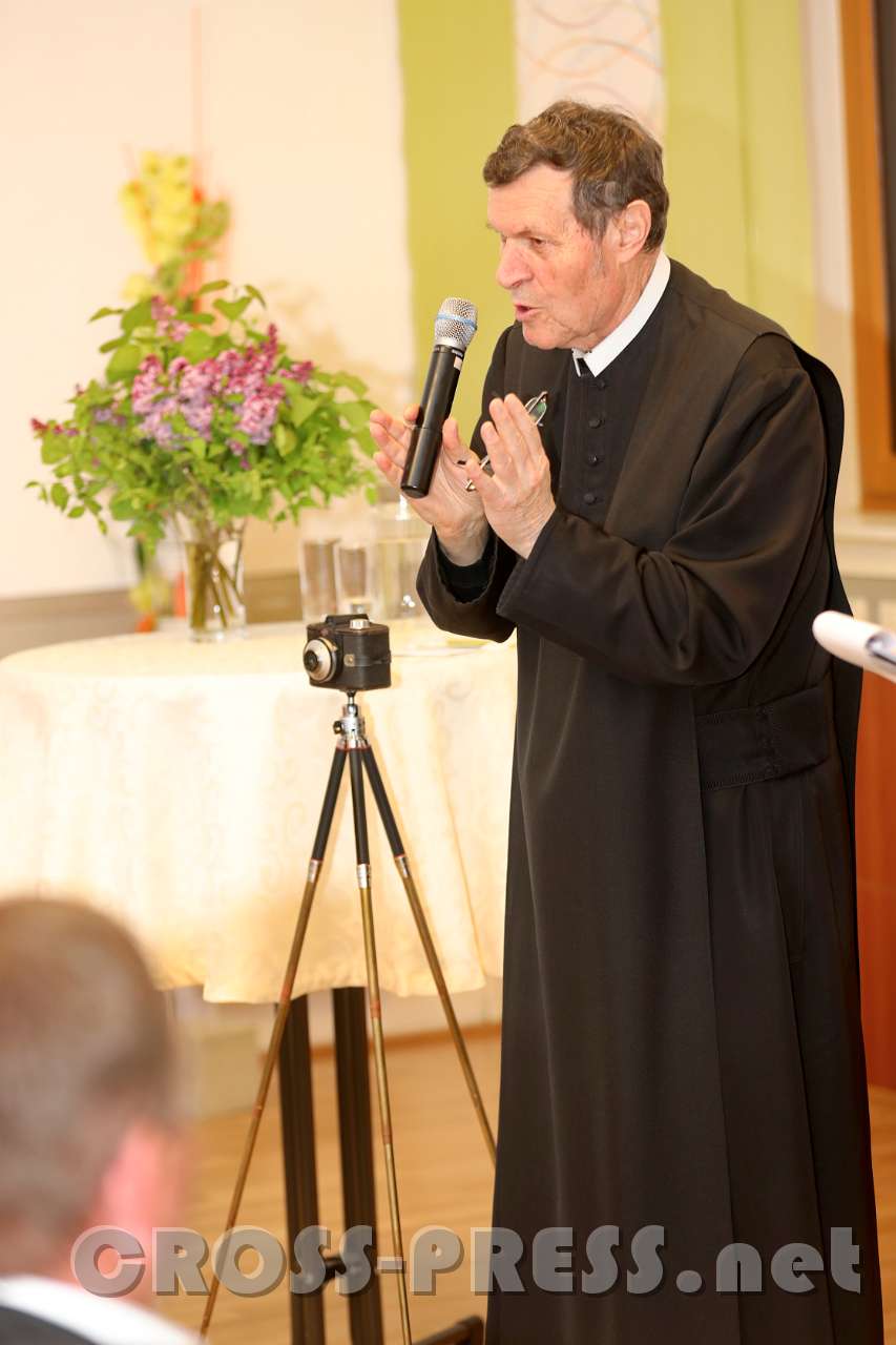 2017.05.04_20.31.26.jpg - Für Altabt Berthold ist das Fotografieren auch Meditation.