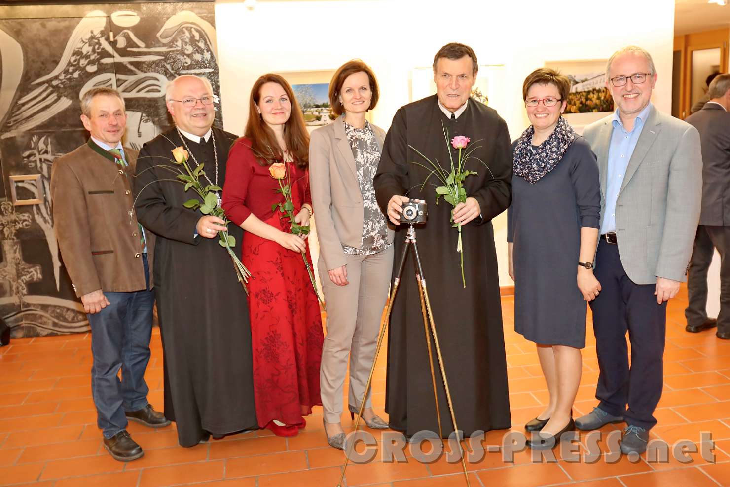 2017.05.04_21.13.49.jpg - Bei der Vernissage (v.l.n.r.): Vizebürgermeister Franz Tramberger (Seitenstetten), Abt Petrus Pilsinger, Dr. Verena Bader (Harfe), Bezirkshauptfrau Mag. Martina Gerersdorfer, Altabt Berthold Heigl, sowie Mag. Lucia und Mag. Johannes Deinhofer, die Leiter des Bildungshauses.