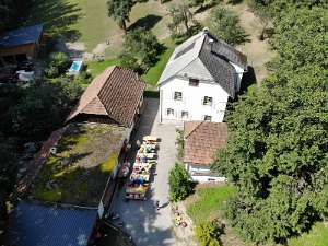 FriedensMarsch auf den Spuren Matzenbergers Im Schindlermacherhaus, wo Matzenberger lebte und wo sein Bruder mit Famile wohnt, wurden die Friedensmarsch- Teilnehmer herzlichst empfangen und bewirtet.