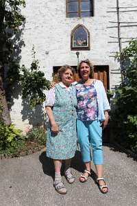 FriedensMarsch auf den Spuren Matzenbergers Dr. Rosa Matzenberger, die Nichte Stefans, mit ihrer Mutter Anna.