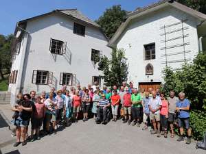 FriedensMarsch auf den Spuren Matzenbergers Teilnehmer des Friedensmarsches mit Familie Matzenberger.