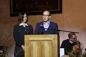 Eröffnung der ÄbteGalerie Leiterin des Tourismusbüros Sabine Fallmann und AHS-Professor Mathias Weis.