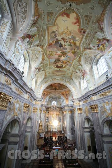 2011.04.10_17.20.53.jpg - Eindrucksvoll: die Wallfahrtsbasilika mit natürlicher Altarbeleuchtung durch die Abendsonne.