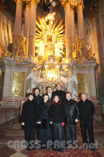 2011.04.10_19.16.53.jpg - v.l.n.r.: Elzbieta Sajka, Idee und künstlerische Leitung; Armin Gramer und Iwona Sakowicz, Alt Solo; Jan Petryka, Tenor Solo; Aleksandra Zamojska, Sopran Solo; Michal Kucharko, Bearbeitung und Leitung; Dariuz Niemirowicz in der Rolle des Jesus und Burgschauspieler Fritz von Friedl als Evangelist Johannes.