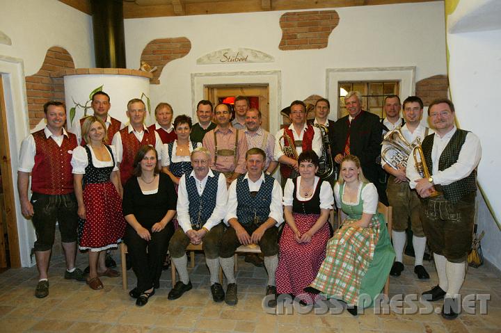 2008.05.24_22.09.25_01.JPG - Gastgeber Fam. Binder, Organisator Rudolf Krieger und der Brgermeister von St.Peter/St.Johann LAbg. Johann Heuras mit Volksmusikknstlern vorm "Stberl" im Mostheurigen "Zur Steinernen Birne".