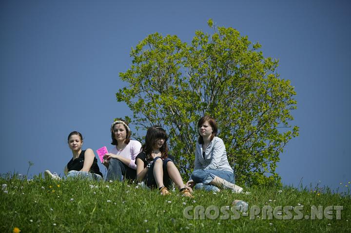 2008.04.27_14.16.59.JPG - Nicht alle Jugendlichen waren davon begeistert, mit den Eltern auf die Wanderung mit zu gehen.   :(