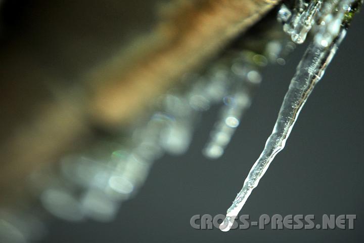 2009.12.12_21.18.15.jpg - Die ersten Eiszapfen dieses Winters hngen vom Kirchendach ...