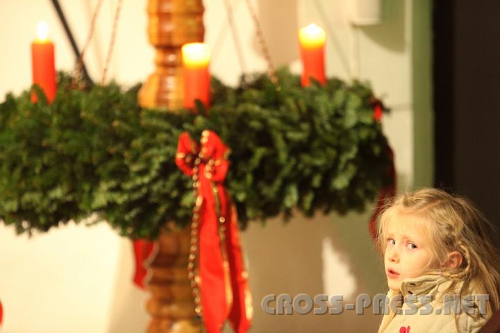 2009.12.12_20.35.48.jpg - Ist das Christkind schon da ?  Nein, die kleine Jana geniet (geduldig) den Singabend.  :)