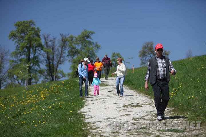 2010.04.25_11.31.38_02.jpg - Der Herr Pfarrer berholt alle...