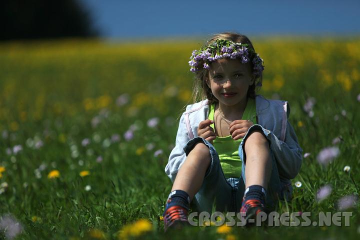 2010.04.25_12.46.27.jpg - Noemi ist noch ganz frisch, doch die Blten vom Wiesenschaumkraut-Krnzchen lassen schon ihre Kpfchen hngen.