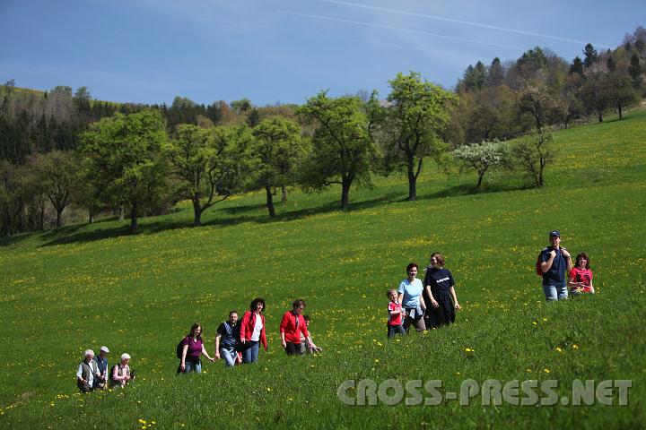 2010.04.25_11.08.09.jpg - Bergab, bergauf, ... quer durch Wiesen und Obstgrten.