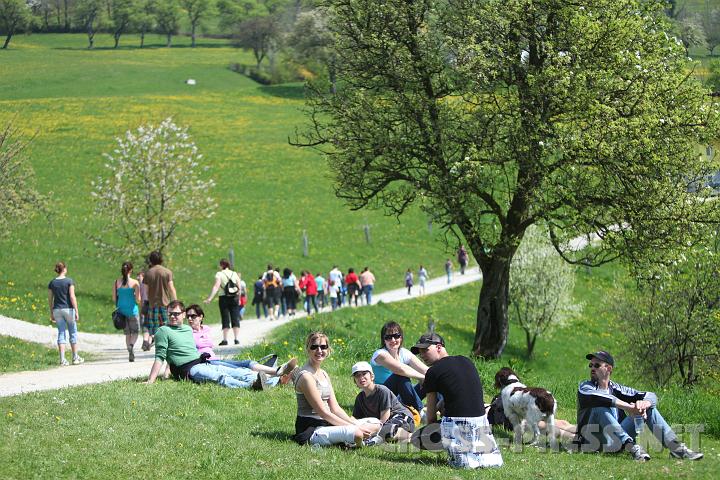 2010.04.25_11.18.23.jpg - Kurze Rast am Wegesrand bei den Hof der Familie Schmidbauer..