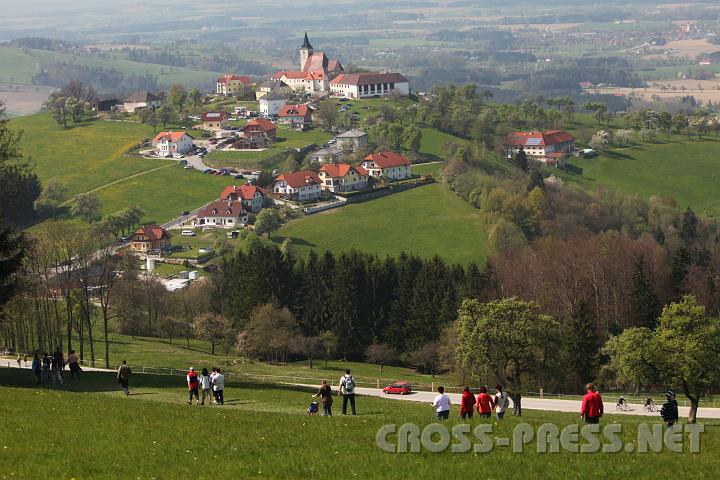 2010.04.25_14.16.38.jpg - Sogar mit dem Kinderwagen war der Weg problemlos zu bewltigen. Die Mhe wird belohnt mit herrlichen Ausblicken, wie hier auf St.Michael.