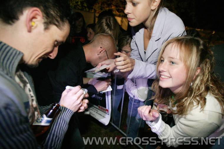 05.06.18_517 Shiver Autogrammstunde. Fans wollen Unterschrifte auf alles: Plakatte, Handies, Hnde, ...