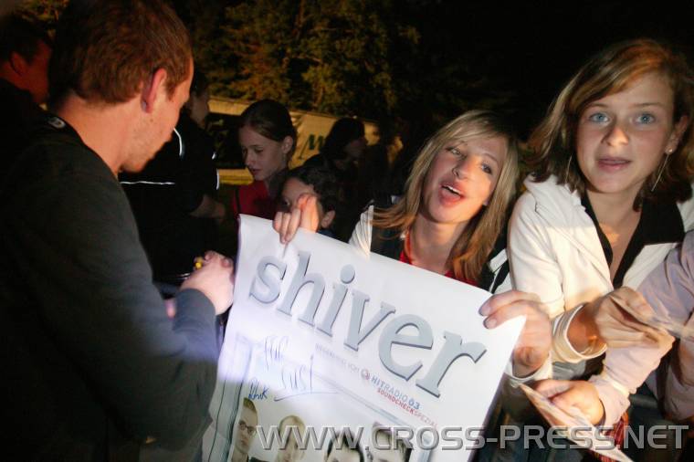 05.06.18_522 Shiver Autogrammstunde. Fans wollen Unterschrifte auf alles: Plakatte, Handies, Hände, ...