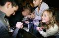 05.06.18_517 Shiver Autogrammstunde. Fans wollen Unterschrifte auf alles: Plakatte, Handies, Hnde, ...