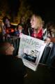 05.06.18_521 Shiver Autogrammstunde. Fans wollen Unterschrifte auf alles: Plakatte, Handies, Hnde, ...
