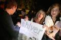 05.06.18_522 Shiver Autogrammstunde. Fans wollen Unterschrifte auf alles: Plakatte, Handies, Hnde, ...