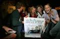 05.06.18_523 Shiver Autogrammstunde. Fans wollen Unterschrifte auf alles: Plakatte, Handies, Hnde, ...
